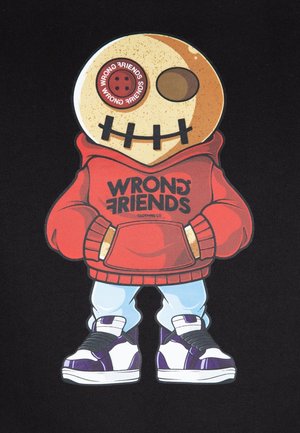 Cartoonfigur in einem roten Kapuzenpulli mit dem Text "FALSCHE FREUNDE", blauen Hosen und Turnschuhen mit schwarzen und lila Akzenten vor einem schwarzen Hintergrund.