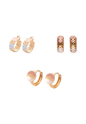 Trzy pary kolczyków kołowych w złotym odcieniu, o różnych teksturach i wzorach, na białym tle.