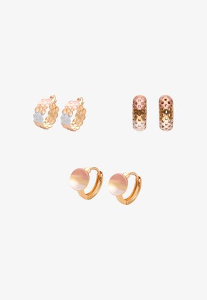 Kolme paria kullanvärisiä korvarenkaita, joissa on erilaisia tekstuureja ja kuvioita valkoisella taustalla.