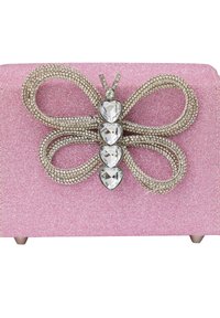 Vaaleanpunainen kimaltava clutch, jossa on perhosdesigni, koristeltuna kirkkailla ja hopeanvärisillä strasseilla, sulavalinjainen pinta ja pyöristetyt reunat.