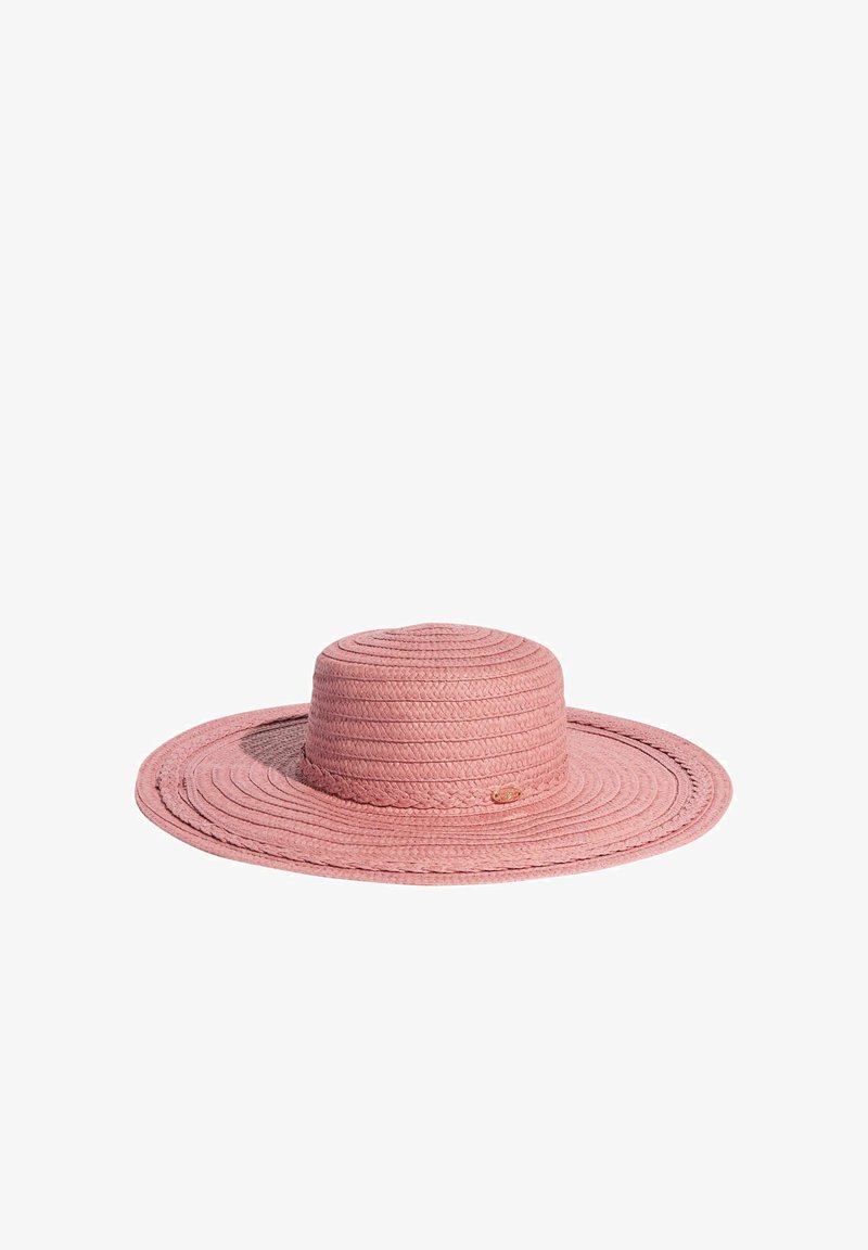 Chapeau de soleil en paille tressée rose à large bord, avec une calotte ronde et un petit détail de bande décorative.