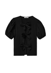 Blusa negra con mangas abullonadas cortas, que presenta tres grandes lazos de tela en la parte delantera. Material suave con un diseño simple y estructurado.