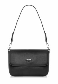 Czarna skórzana torba na ramię z klapą, srebrnym okuciem i regulowanym paskiem. Gładka tekstura i minimalistyczny design.