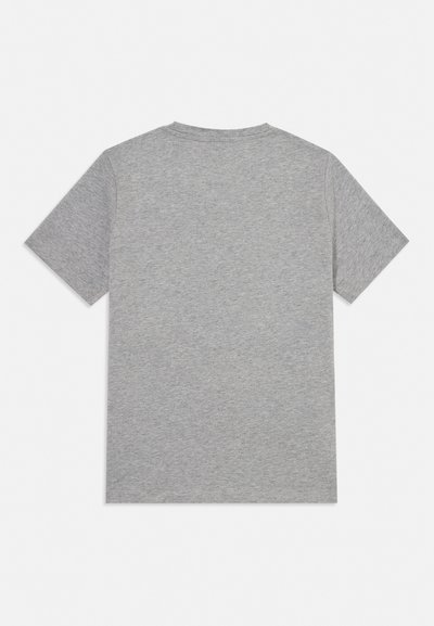 Camiseta básica de algodón gris claro de manga corta mostrada por detrás con cuello redondo sobre un fondo blanco.