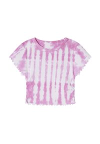 Krátký rukáv, zkrácený tričko v bílé barvě s růžovými pruhy tie-dye. Žebrovaná textura s vlnkovaným lemem a vyšívaným logem na přední straně.