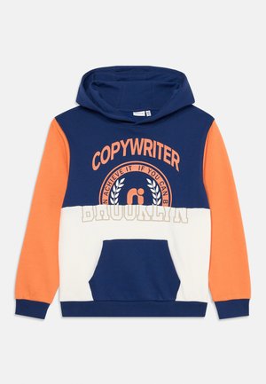 Hettegenser i blå, oransje og hvite fargeblokker. Har frontlomme og teksttrykk "COPYWRITER" med logo og "BROOKLYN."
