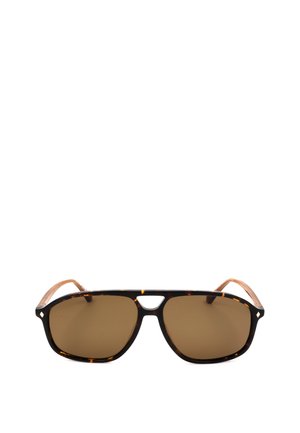 Occhiali da sole aviatore tartarugati con lenti marroni e aste sottili, su sfondo bianco.