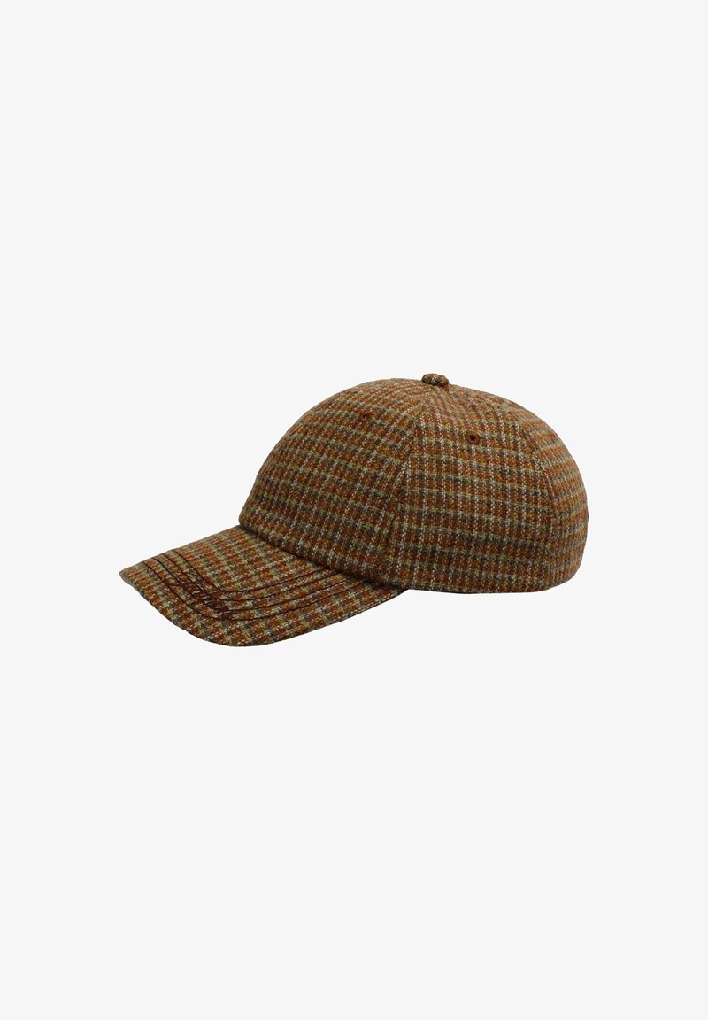 Gorra a cuadros marrones y verdes con visera curvada, hecha de tejido texturizado, que cuenta con orificios de ventilación y un detalle de botón en la parte superior.
