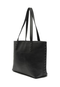 Čierna kožená taška s dvoma dlhými rukoväťami, s textúrovaným povrchom a kovovými cvočkami pozdĺž jednej strany, obdĺžnikový tvar.