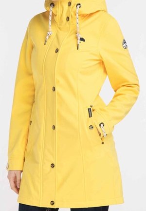 Abrigo impermeable amarillo con capucha, con cierre de cremallera y botón, dos bolsillos laterales y un parche con logo en la manga.