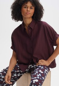 OPUS KURZARM FUJONA - Button-down blouse - amarena