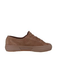 Braune Wildledersneaker mit runder Zehenpartie, flachen Schnürsenkeln, niedrigem Profil, strukturiertem Gummisohle und dezenten Steppdetails.