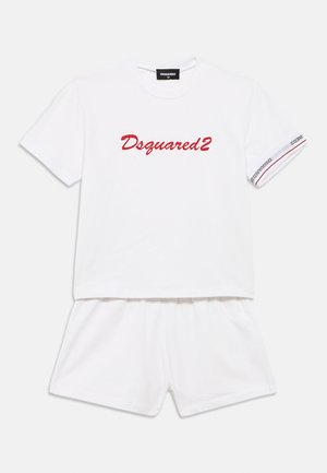 Baltas trumpomis rankovėmis marškinėlis su raudonu užrašu „Dsquared2“ priekyje; derinamas su atitinkančiais baltais šortais. Lygios medvilnės audinys, laisvas fasonas.