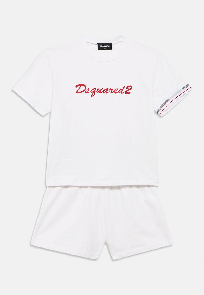 T-shirt blanc à manches courtes avec le texte rouge "Dsquared2" sur le devant ; assorti à un short blanc. Tissu en coton lisse, coupe décontractée.