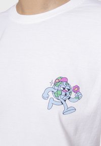 Kaotiko LOOK INSIDE UNISEX - Triko s potiskem - white