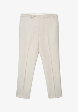 Pantalon beige sur mesure avec passants de ceinture, poches avant, fermeture par bouton et plis marqués sur chaque jambe.