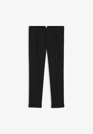 Pantaloni neri con taglio sartoriale, dotati di pieghe, tasche laterali e risvolti. Tessuto liscio di colore uniforme, senza motivi.