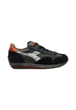 Scarpa da ginnastica nera e grigia con logo bianco laterale, linguetta arancione sul tallone, lacci neri e suola in gomma testurizzata vista di lato.