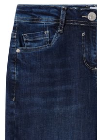 Jean en denim bleu foncé montrant la taille avant avec passants de ceinture, bouton en métal et poches avant et poche monnaie avec coutures blanches contrastantes.