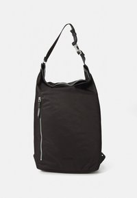 Μαύρο σακίδιο από νάιλον με μινιμαλιστικό σχεδιασμό, που διαθέτει μπροστινή τσέπη με φερμουάρ, ρυθμιζόμενο λουρί και μαλακή υφή.