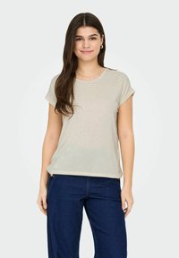 Helle beige, kurzärmelige T-Shirt mit rundem Halsausschnitt und dezenten vertikalen Streifen, kombiniert mit dunkelblauen Jeans. Weicher, lässiger Schnitt.