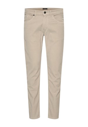 Chinos in cotone beige con una vestibilità slim, dotati di tasche frontali, chiusura con zip e un singolo bottone. Texture liscia con cuciture minime.