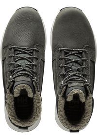 Grijze leren hoge schoenen met gestructureerde accenten, grijze veters en een zachte bontvoering rond de enkel. Witte rubberen zool.