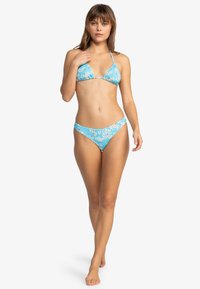Bikini-Set mit blauem Blumenmuster, bestehend aus einem Triangel-Oberteil mit verstellbaren Trägern und einem niedrig geschnittenen Unterteil, hergestellt aus glattem, dehnbarem Stoff.