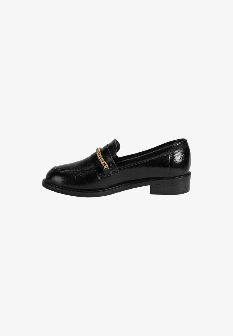 Schwarze Lederloafers mit niedrigem gestapeltem Absatz, ausgestattet mit einer dekorativen goldenen Kette über dem Vorderblatt und einer glatten, polierten Oberfläche.
