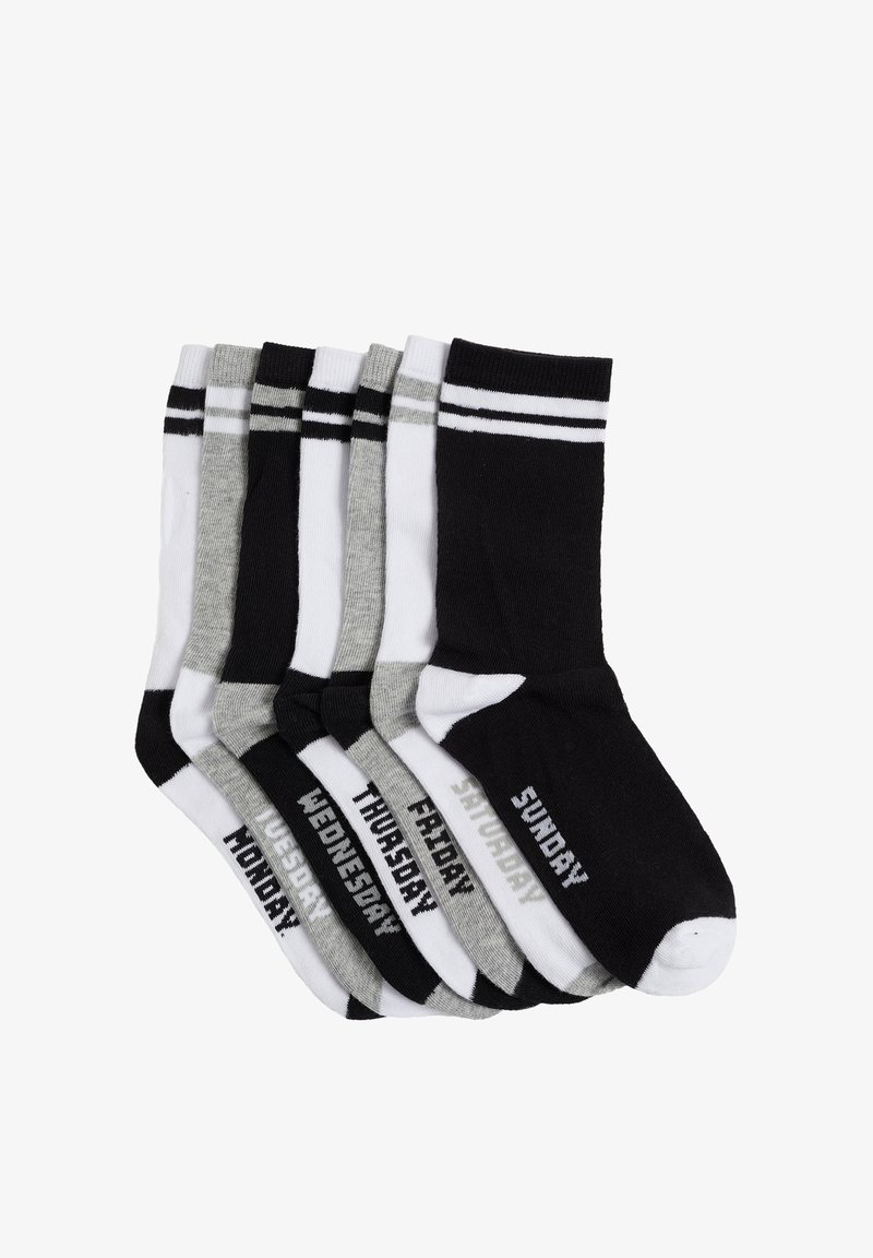 Confezione di sette calzini alla caviglia in nero, bianco e grigio, ognuno con il giorno della settimana stampato sul lato e con accenti a righe in cima.