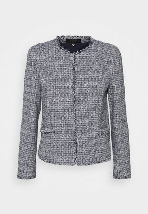 Laivastonsininen ja valkoinen tweed-takki, jossa on rispaantuneet reunat, pyöreä pääntie ja kaksi etutaskua. Kankaan pinta on teksturoitu ja leikkaus istuu hyvin.