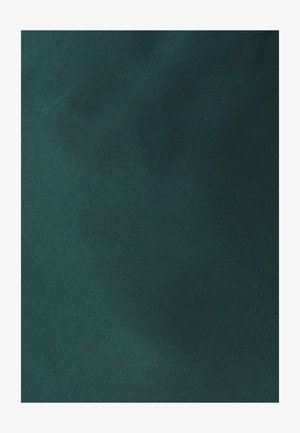 Tamsiai žalia nubuko medžiaga su lygia, švelnia tekstūra ir švelniu blizgesiu. Nėra matomų raštų ar metalinių detalių.