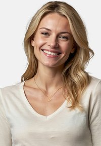 Goldene Halskette mit einem Baum-Anhänger, getragen von einer Person mit welligem blonden Haar, in einem hellen, v-ausschnitt, langärmeligen Hemd. Klarer Hintergrund.