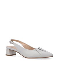 Jasnoszare skórzane buty slingback z wąskim noskiem, z detalem w postaci fałdy z przodu oraz niskim kwadratowym obcasem. Gładka tekstura i minimalistyczny design.