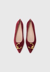 Balerini din suede burgundy cu vârful ascuțit, având un accent din lanțuri aurii pe partea din față și o branț neted bej.