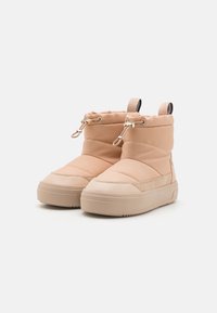 Gevoerde enkelboots van zacht perzikkleurig fabric met een mix van texturen, ronde neus en rubberen zool. Voorzien van goudkleurige hardware en een trekkoordsluiting.