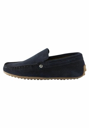 Marineblaue Mokassin-Slipper aus Wildleder mit abgerundetem Zehenbereich, abgesteppten Details und einer flexiblen Gummisohle für besseren Halt und Komfort.