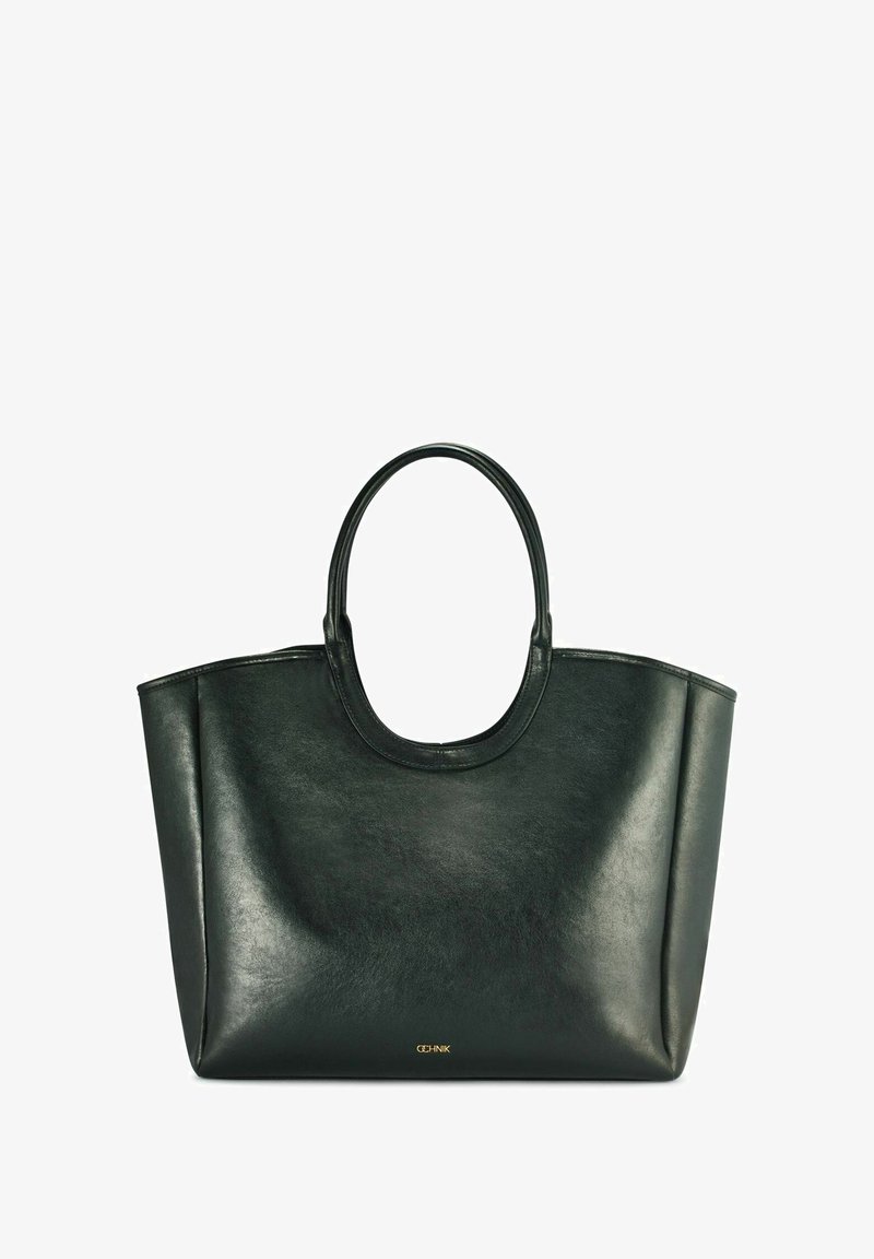 Czarna skórzana torba tote o gładkiej fakturze, zaokrąglonych uchwytach i minimalistycznym designie; zawiera subtelne złote logo na dole.