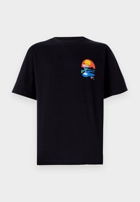 Sort bomulds T-shirt med et farverigt grafisk motiv af et cocktailglas med en solnedgang og bølger. Kortærmet og afslappet pasform.
