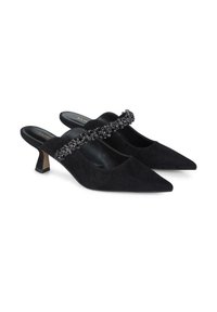 Décolleté in suede nero con punta affilata, arricchiti da una fascia con cristalli e un modestissimo tacco a blocco.