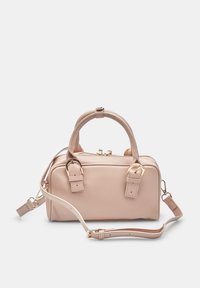 Borsa a mano rosa chiaro realizzata in materiale liscio, con manici corti, una tracolla removibile e dettagli in oro. Forma rettangolare.