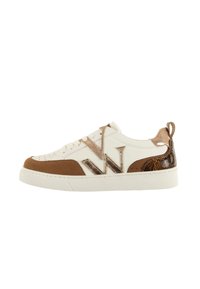 Witte leren sneakers met bruine suède en metalen accenten, voorzien van een gemêleerd slangenprintdetail en een platte rubberen zool.