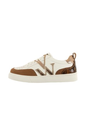 Witte leren sneakers met bruine suède en metalen accenten, voorzien van een gemêleerd slangenprintdetail en een platte rubberen zool.