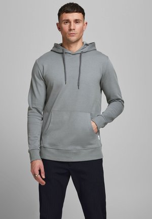 Grijze pullover hoodie met verstelbare koordjes, voorzak en geribbelde manchetten. Gemaakt van zachte stof met een gladde textuur.