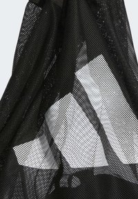 Zwarte gaaszak met een gestructureerd oppervlak, voorzien van grote witte geometrische patronen en een losse, flexibele vormgeving. Lichtgewicht en ademend materiaal.