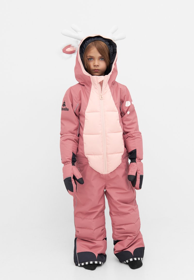 Roze puffer sneeuwpak heeft een lichtroze voorkant, zwarte accenten, een zachte hoed met een gewei en wanten, ontworpen voor warmte en bewegingsvrijheid.