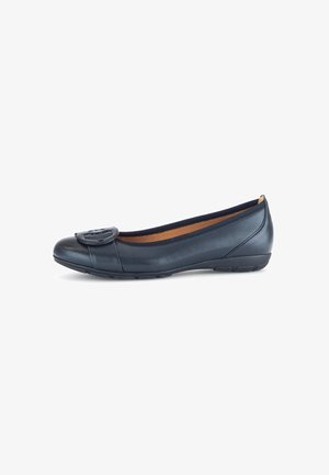 Ballerines en cuir bleu avec un bout rond, un accent logo décoratif sur le capuchon du pied et une texture lisse. Semelle en caoutchouc pour une meilleure adhérence.