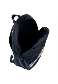 Mochila de tela negra con una abertura amplia y un acento de rayas coloridas en el frente. Cuenta con correas ajustables y un cierre suave.