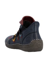 Chaussure en cuir bleu marine avec une tige haute, accents en cuir marron, lacets multicolores, détails de couture, et une semelle en caoutchouc texturée.