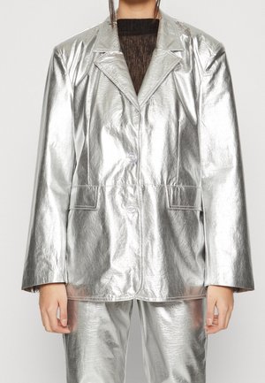 Srebrny metaliczny żakiet o strukturalnym kroju, z klapami, dwoma przednimi kieszeniami i gładką, refleksyjną teksturą.
